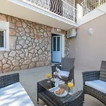 S & V Deluxe Apartments