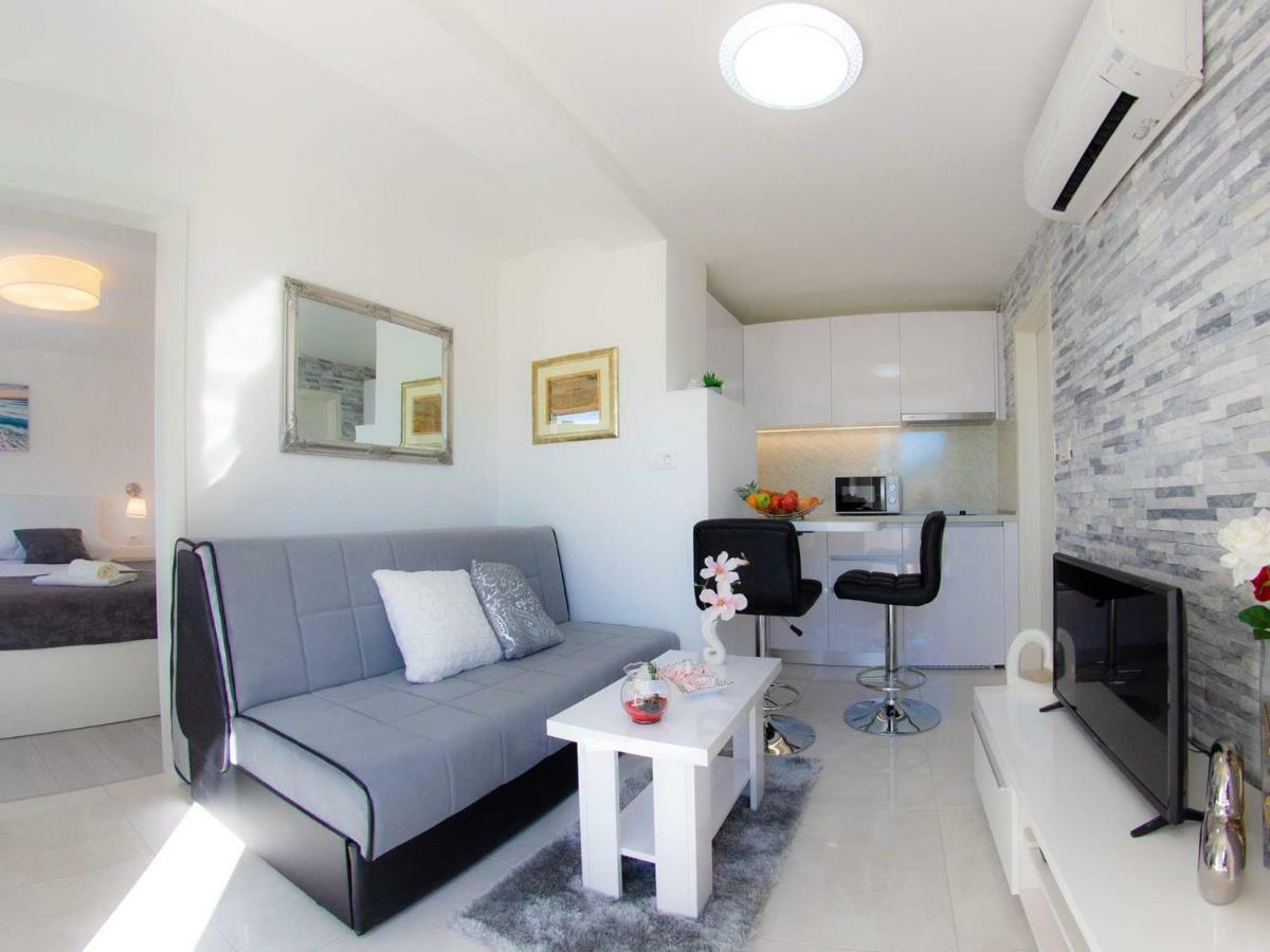 S & V Deluxe Apartment *