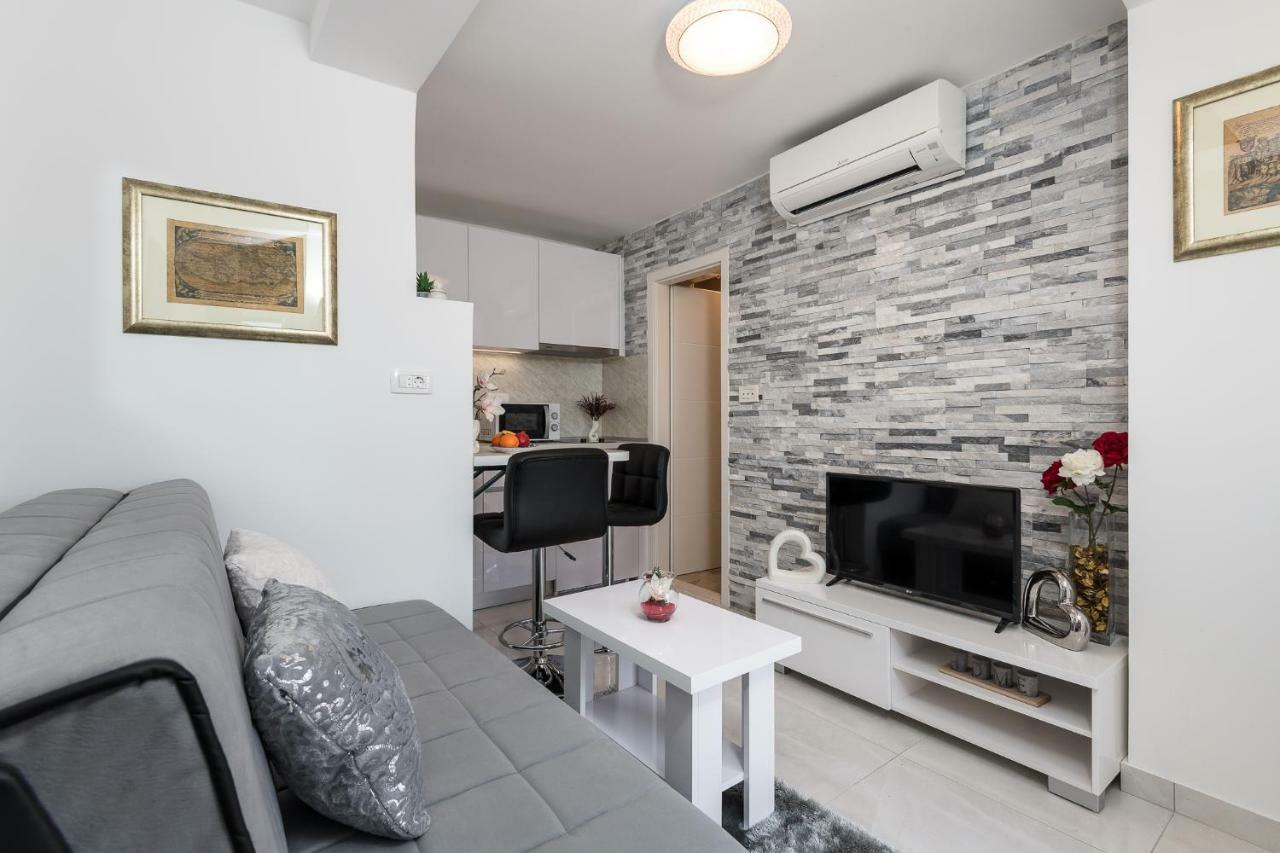 S & V Deluxe Apartment *